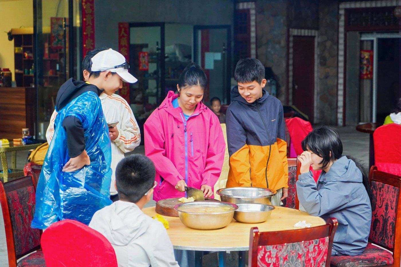 孩子们围在桌边一起做食物