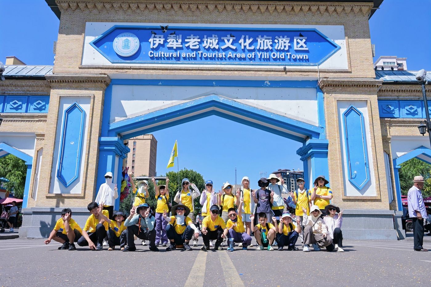 孩子们在伊犁老城文化旅游区门前的合影